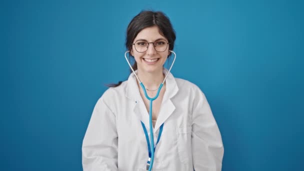 Dokter Muda Cantik Hispanik Tersenyum Percaya Diri Memegang Stetoskop Atas — Stok Video
