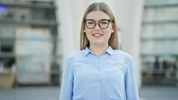 Νεαρή Ξανθιά Γυναίκα Επιχειρηματίας Χαμογελά Αυτοπεποίθηση Κάνει Αντίχειρες Επάνω Χειρονομία — Αρχείο Βίντεο