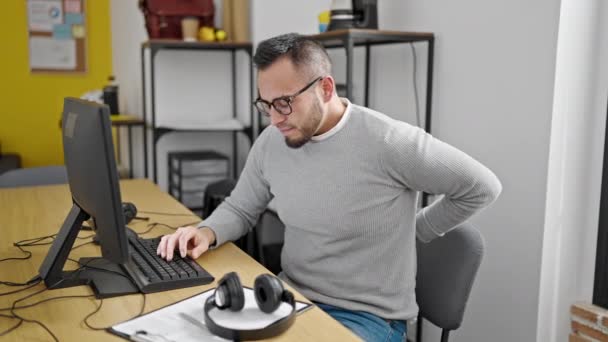 Homem Hispânico Empresário Sentado Mesa Sofrendo Dor Nas Costas Escritório — Vídeo de Stock