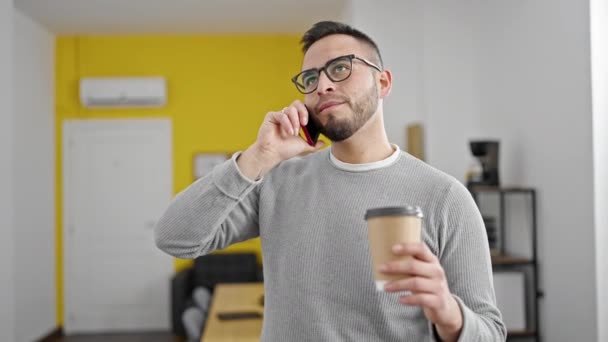 Spaanse Zakenman Aan Telefoon Die Koffie Drinkt Kantoor — Stockvideo