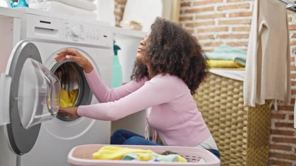 非洲裔美国妇女在洗衣房开始使用洗衣机阅读说明书 — 图库视频影像
