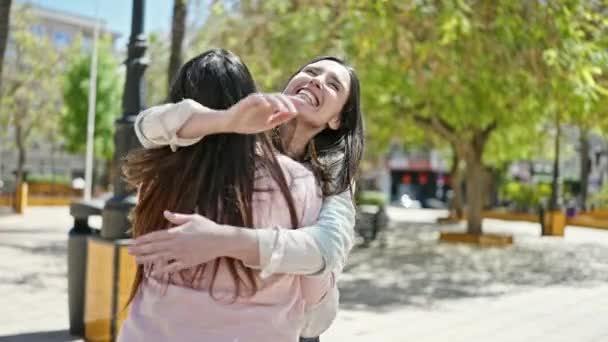 Dos Mujeres Abrazándose Parque — Vídeo de stock
