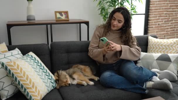 Młoda Latynoska Kobieta Psem Zrobić Zdjęcie Przez Smartfona Snu Psa — Wideo stockowe