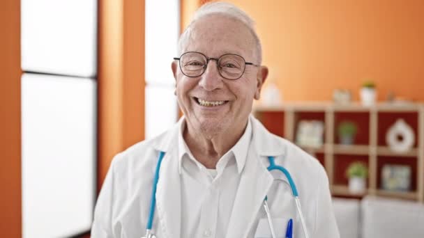 Senior Gris Pelo Médico Hombre Sonriendo Confiado Pie Casa — Vídeos de Stock