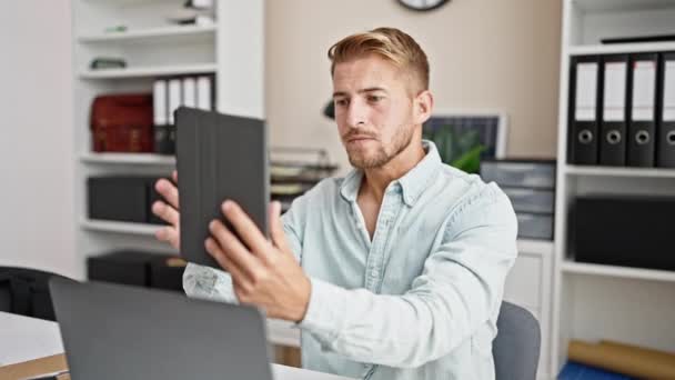 Young Caucasian Man Business Worker Make Selfie Touchpad Office — Stock Video