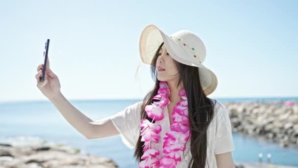 Jovem Chinesa Mulher Turista Sorrindo Confiante Fazer Selfie Por Smartphone — Vídeo de Stock