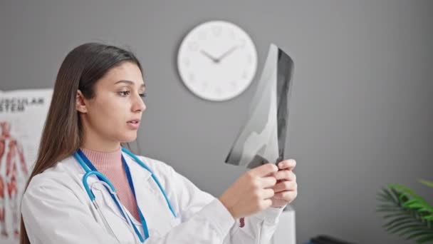 Młoda Piękna Latynoska Lekarz Patrząc Xray Pomocą Komputera Klinice — Wideo stockowe