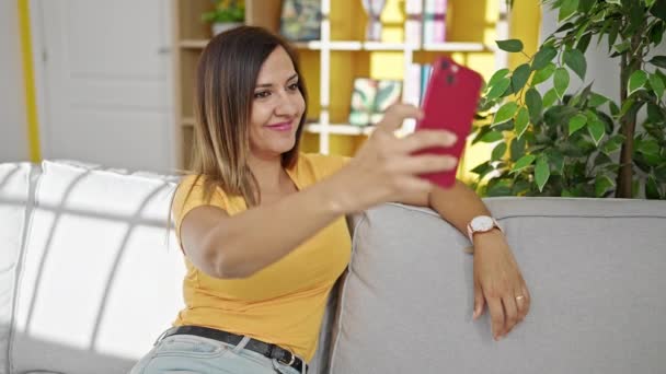 Midden Oosterse Vrouw Maakt Selfie Foto Met Smartphone Zittend Bank — Stockvideo