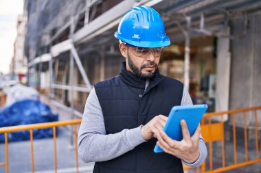 Sokakta dokunmatik ped kullanan genç bir latin mimar.