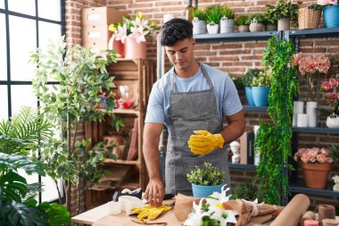 Çiçekçide eldiven takan İspanyol bir çiçekçi.
