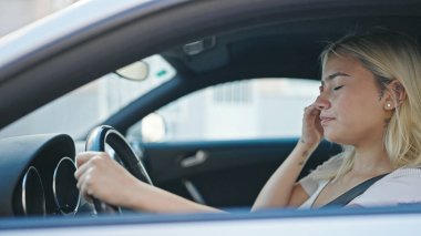 Genç ve güzel İspanyol kadın sokakta araba sürerken strese girdi.