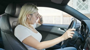 Genç ve güzel İspanyol kadın sokakta araba sürerken strese girdi.