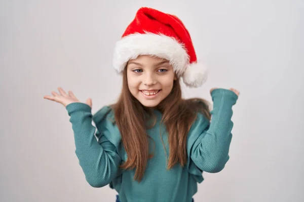 Menina Caucasiana Vestindo Chapéu Natal Gritando Gritando Alto Para Lado — Fotografia de Stock