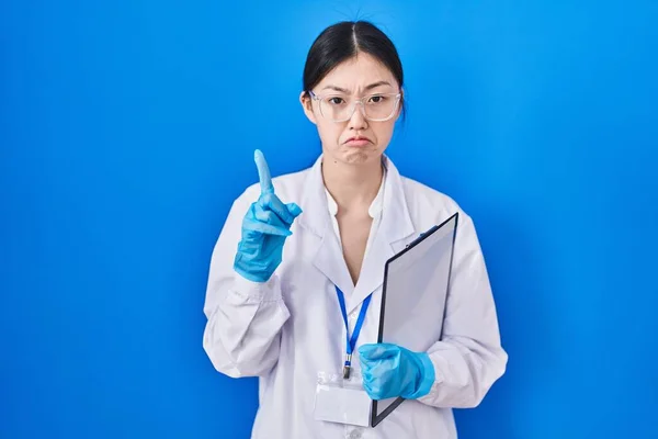 Čínská Mladá Žena Pracující Laboratoři Vědců Ukazuje Nahoru Smutný Rozrušený — Stock fotografie