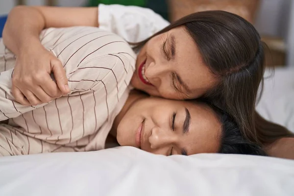 Две Женщины Мать Дочь Улыбаются Уверенно Лежа Кровати Спальне — стоковое фото