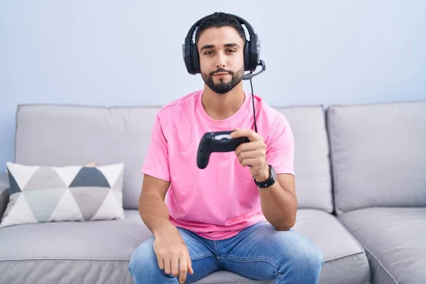 Hispánský Mladý Muž Hrající Videohry Který Držel Ovladač Sedící Pohovce — Stock fotografie
