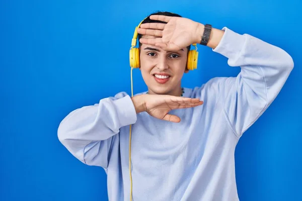 Pessoa Não Binária Ouvindo Música Usando Fones Ouvido Sorrindo Alegre — Fotografia de Stock