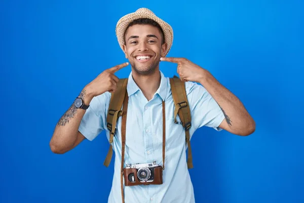 Jovem Brasileiro Segurando Câmera Vintage Sorrindo Alegre Mostrando Apontando Com — Fotografia de Stock