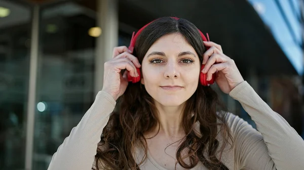 Junge Schöne Hispanische Frau Hört Musik Mit Ernstem Gesichtsausdruck Auf — Stockfoto