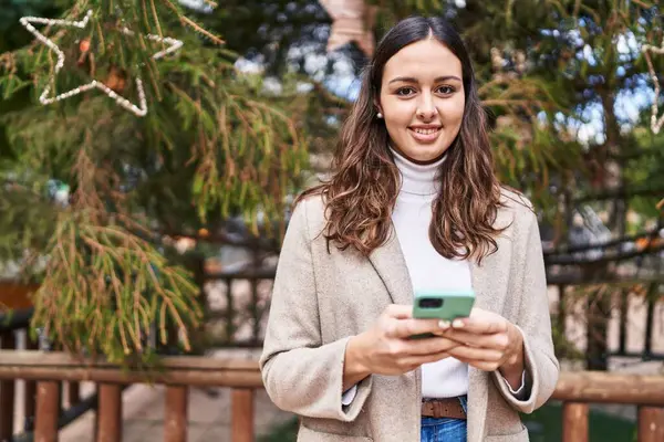 Νεαρή Όμορφη Ισπανόφωνη Γυναίκα Χαμογελά Αυτοπεποίθηση Χρησιμοποιώντας Smartphone Στο Πάρκο — Φωτογραφία Αρχείου