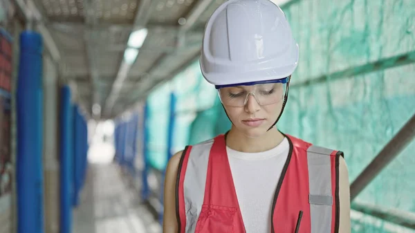 Young Beautiful Hispanic Woman Builder Standing Serious Expression Looking Street — Stock Photo, Image