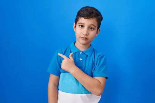 Küçük Spanyol Çocuk Mavi Arka Planda Duruyor Gülümsüyor Elleri Parmakları — Stok fotoğraf