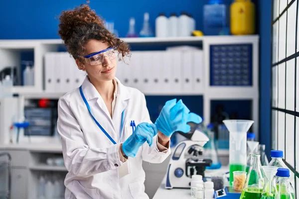 Ung Latinamerikansk Kvinna Forskare Bär Handskar Laboratoriet — Stockfoto
