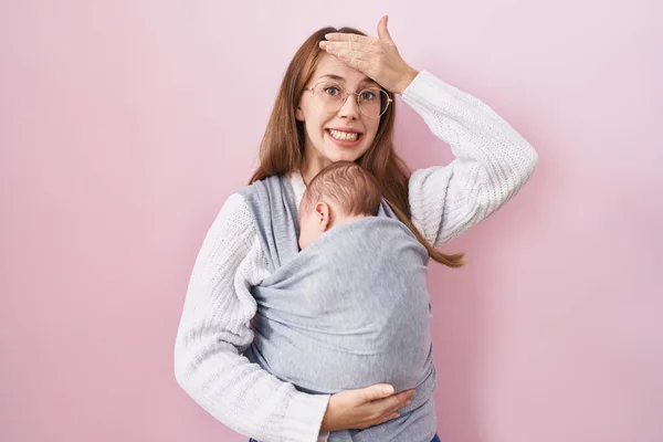 Mulher Branca Jovem Segurando Carregando Bebê Uma Funda Estressada Frustrada — Fotografia de Stock
