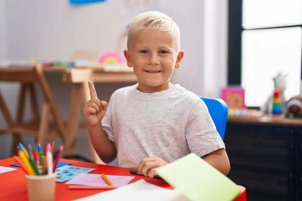 Menino Caucasiano Pintando Escola Sorrindo Feliz Apontando Com Mão Dedo — Fotografia de Stock