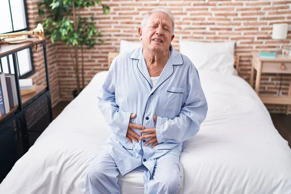 Μεσήλικας Γκριζομάλλης Που Υποφέρει Από Στομαχόπονο Στο Κρεβάτι Στην Κρεβατοκάμαρα — Φωτογραφία Αρχείου