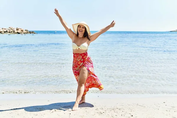 Junge Schöne Hispanische Touristin Mit Bikini Und Sommermütze Und Erhobenen — Stockfoto