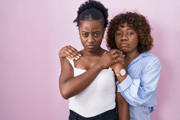 Duas Mulheres Africanas Sobre Fundo Rosa Cético Nervoso Franzindo Testa — Fotografia de Stock