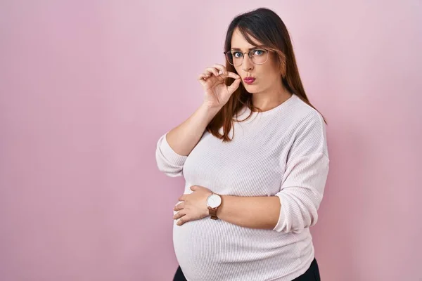 Pregnant Woman Standing Pink Background Mouth Lips Shut Zip Fingers — Stock Photo, Image