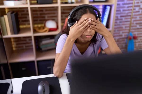 若いアフリカ系アメリカ人女性のストリーマーゲームルームでコンピュータを使用して強調 — ストック写真