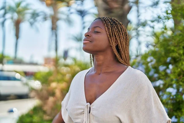Africano Americano Mulher Respirando Com Olhos Fechados Parque — Fotografia de Stock