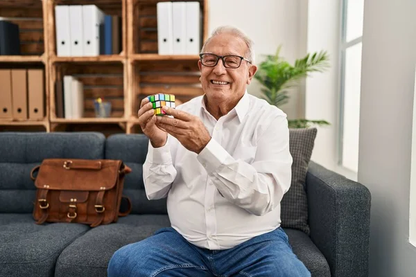 Senior Terapeut Šedými Vlasy Hrát Barevné Puzzle Kostka Inteligence Hra — Stock fotografie