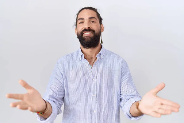 Латиноамериканець Бородою Повсякденній Сорочці Усміхається Радістю Пропонуючи Руки Допомагаючи Приймаючи — стокове фото