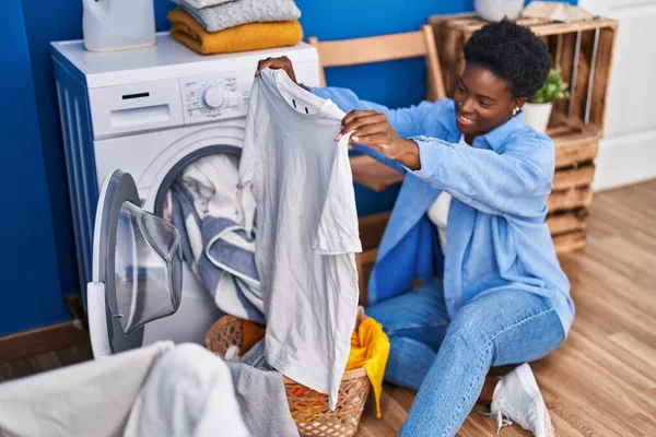 African American Woman Holding Shirt Using Washing Machine Laundry Room — Fotografia de Stock