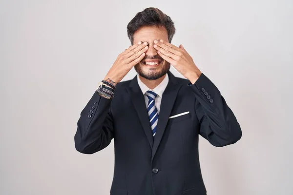 ビジネススーツを着たタトゥーのある若いヒスパニック系の男と手で目をカバーネクタイは陽気で面白い笑顔 視覚障害の概念 — ストック写真