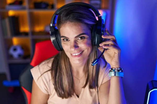 Young Beautiful Hispanic Woman Streamer Smiling Confident Sitting Table Gaming — Stock Photo, Image