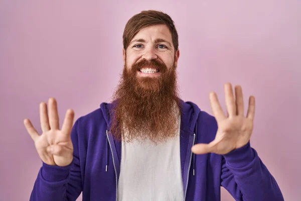 Hombre Caucásico Con Barba Larga Pie Sobre Fondo Rosa Mostrando —  Fotos de Stock