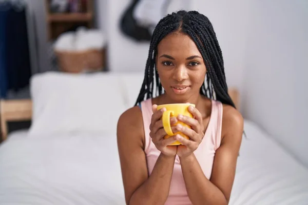 Africano Americano Mulher Beber Xícara Café Sentado Cama Quarto — Fotografia de Stock