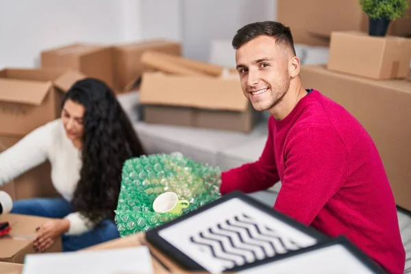 Man Woman Couple Smiling Confident Packing Packages New Home — Stok fotoğraf