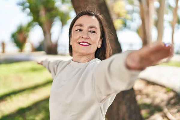 Mujer Mediana Edad Sonriendo Seguro Formación Yoga Parque — Foto de Stock