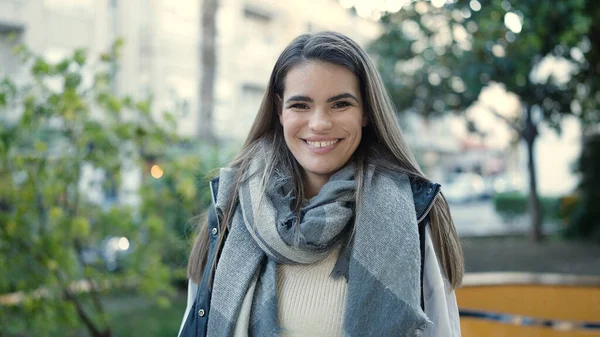 年轻美丽的惊慌失措的女人在街上自信地微笑 — 图库照片
