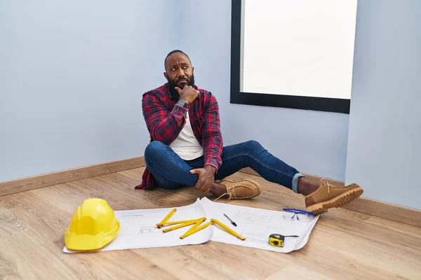 Afroameričan Sedí Podlaze Novém Domově Dívá Nákresy Sebevědomě Hledí Kamery — Stock fotografie