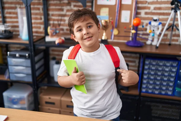 Küçük Spanyol Çocuk Öğrenci Çantası Takıyor Sınıfta Kitap Tutuyor Gülümsüyor — Stok fotoğraf