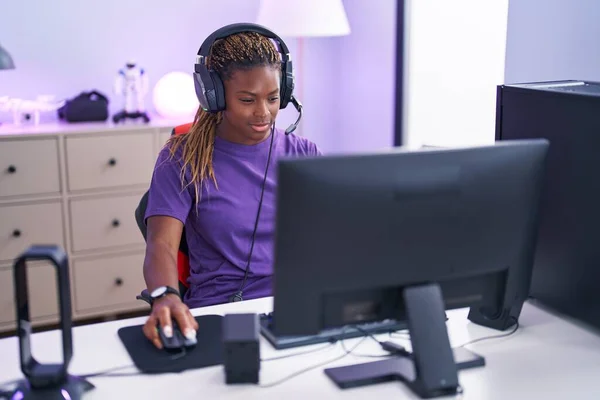 African American Γυναίκα Streamer Παίζει Video Game Χρησιμοποιώντας Υπολογιστή Στο — Φωτογραφία Αρχείου
