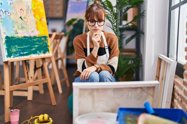 Young Woman Artist Looking Draw Doubt Expression Art Studio — Φωτογραφία Αρχείου