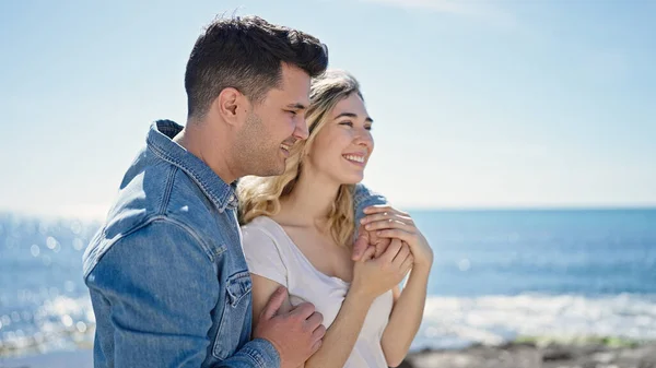 Hombre Mujer Pareja Sonriendo Confiado Abrazándose Unos Otros Playa —  Fotos de Stock